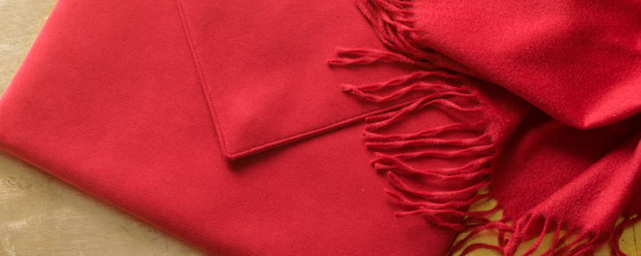 Red cashmere throw with Alcantara 